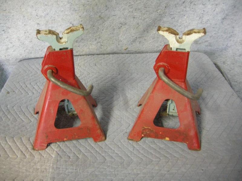lot 137 image: Pair of heavier duty jack stands...