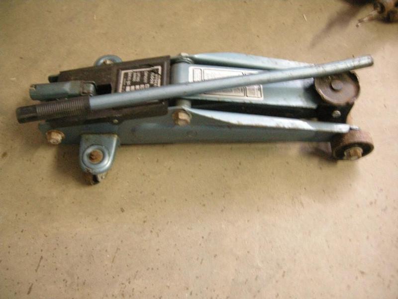 lot 18 image: Hydraulic floor jack. 4000lb. Seems...