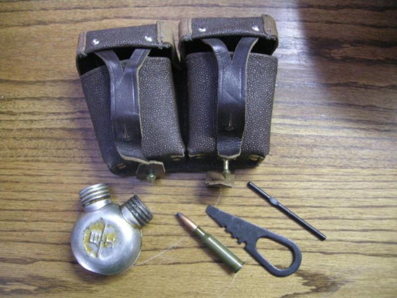 lot 33 image: Mosin Nagant 7.62x54R ammo pouch wi...