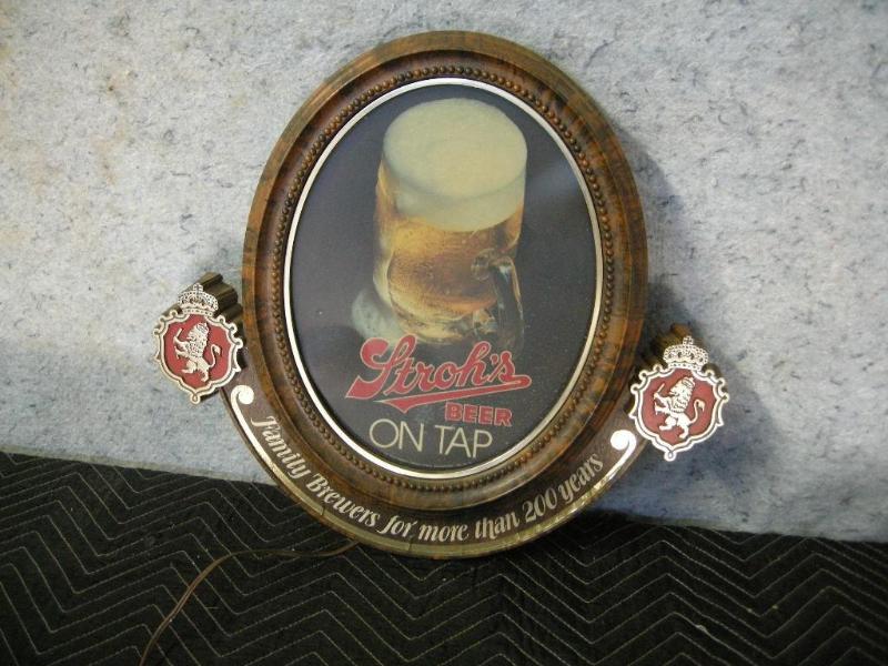 lot 37 image: Vintage Strohs Beer light up plast...