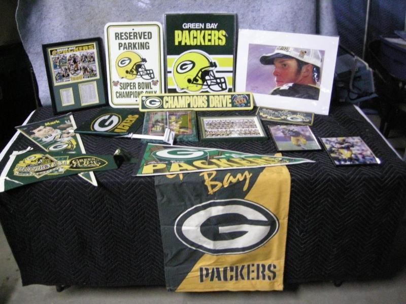 lot 41 image: Green Bay Packers signs, pennants, ...