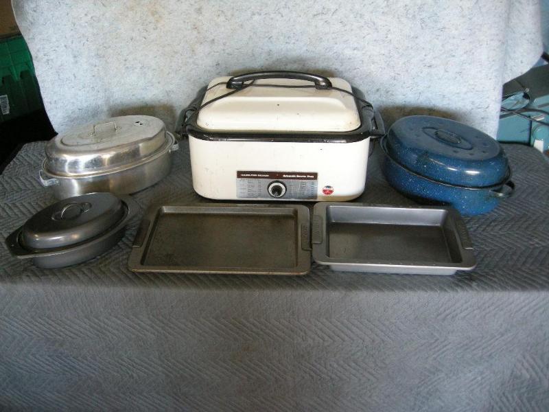 lot 55 image: Hamilton Beach roaster oven (a litt...