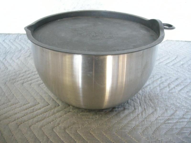 lot 57 image: Pampered Chef 32 cup batter bowl wi...