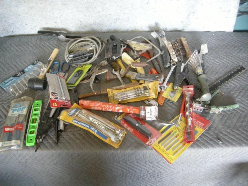 lot 83 image: Group of tools including jig sawbl...