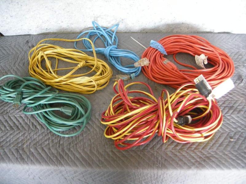 lot 85 image: 5 extension cords including 2 - 100...