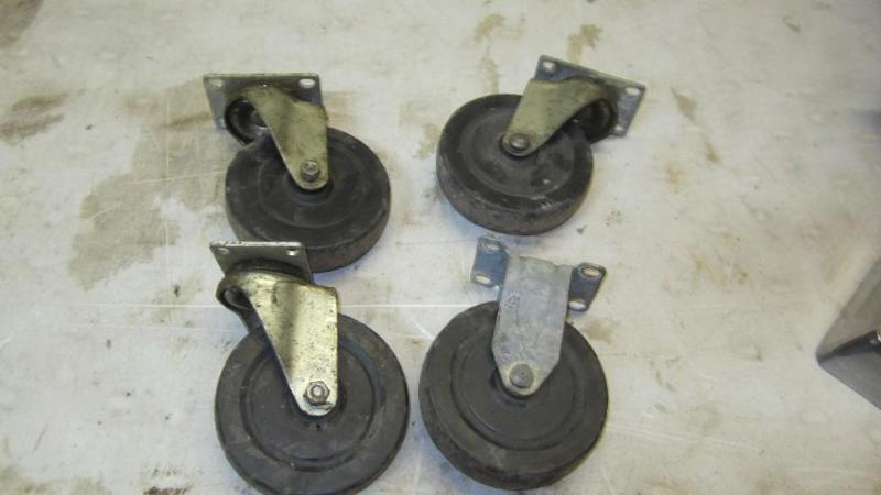 4 caster, 3 swivel...