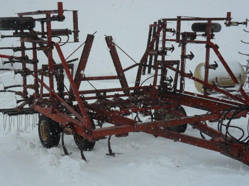IHC 24 field cultivator with IHC 3...