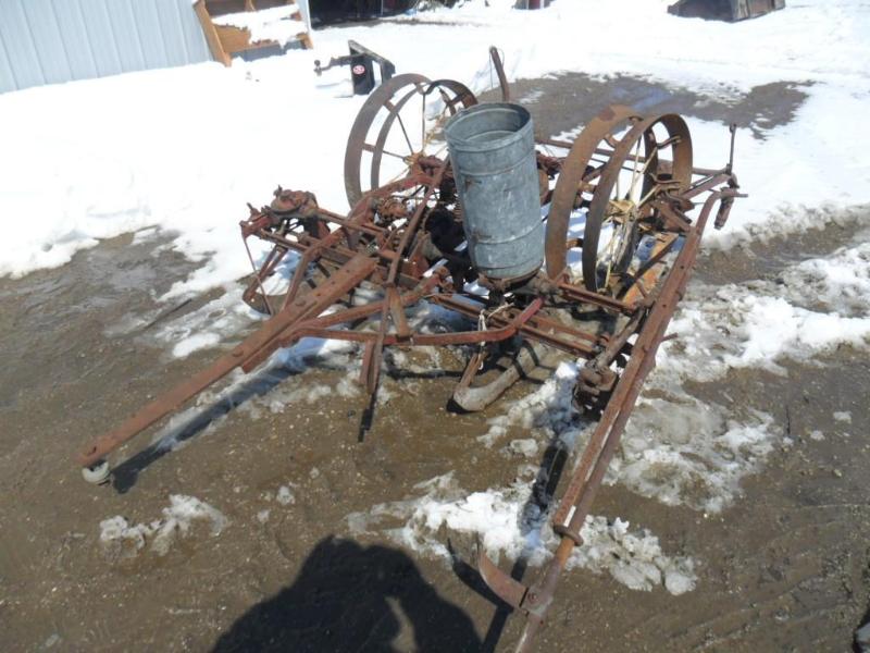 IHC 2 row 40 planter, missing 1 b...
