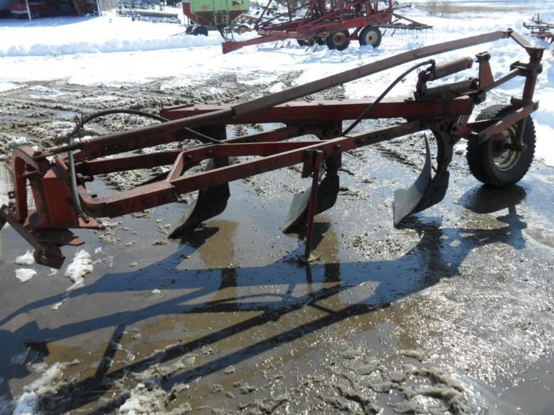 IHC 3 bottom 16 plow with hydroli...