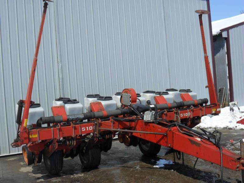 WHITE 5100 SEED BOSS 6 row 30 wit...