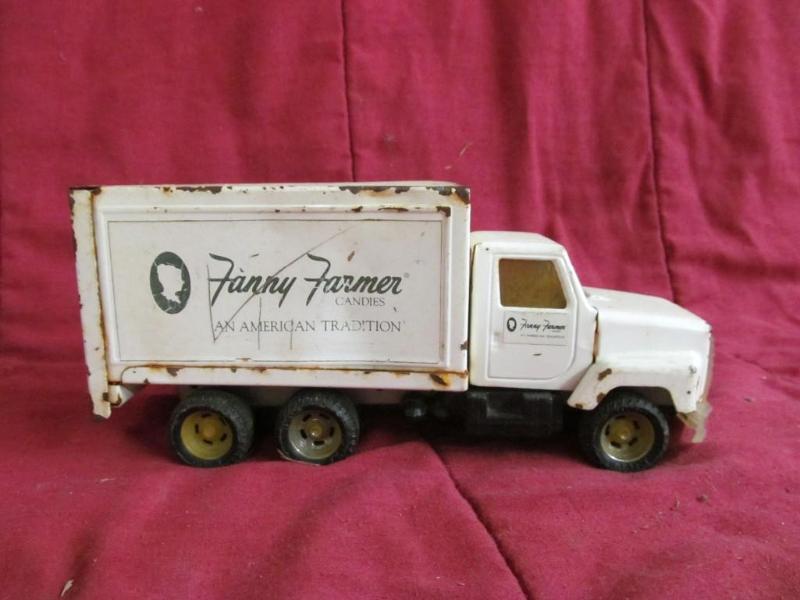 lot 10 image: Fanny Farmer Ertl Truck 10" me...