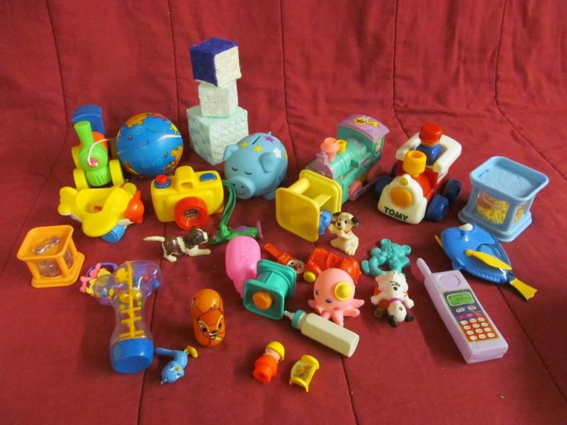 lot 102 image: Box of baby toys...
