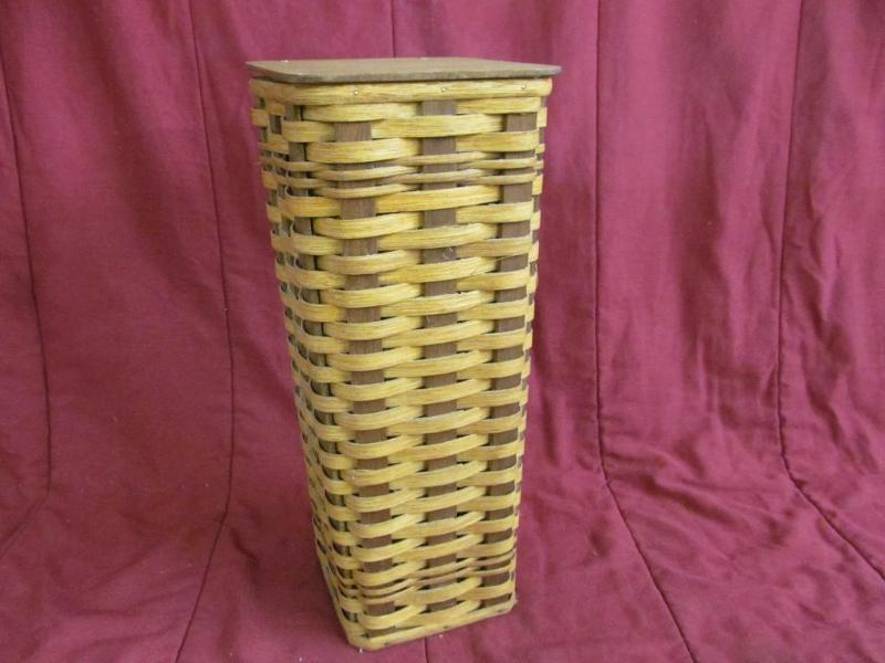 lot 171 image: Amish Handmade Covered Basket 19&qu...