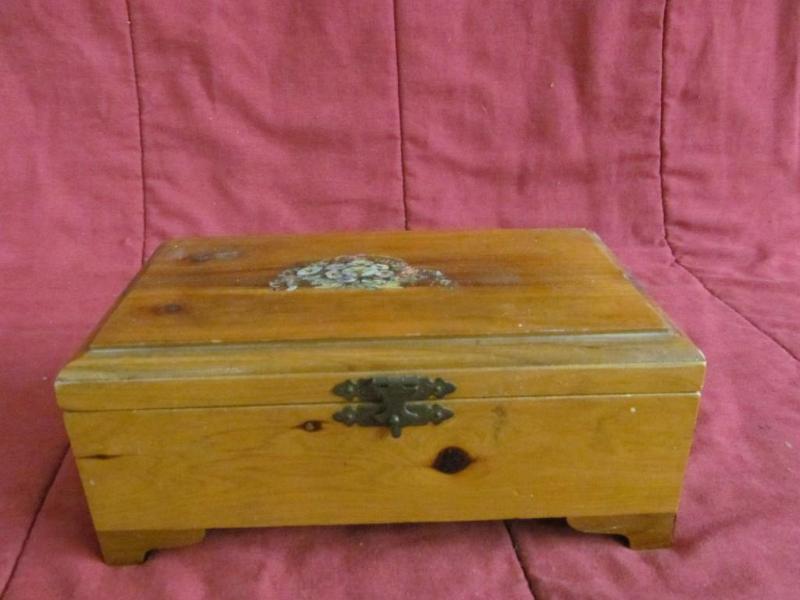 lot 180 image: Vintage Miniature Cedar Chest 10&qu...