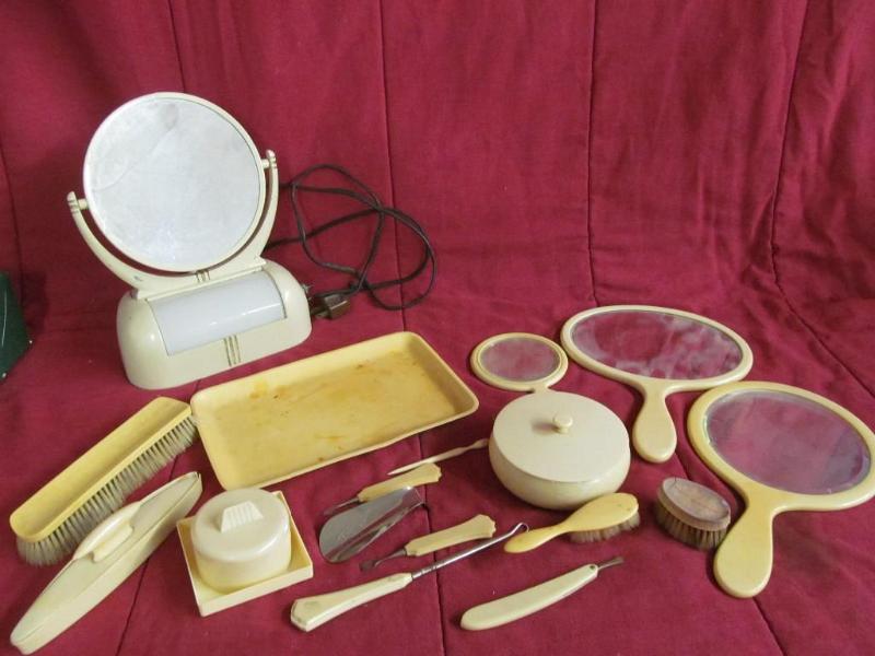 lot 182 image: Vintage Makeup Set - Mirrors, Brush...