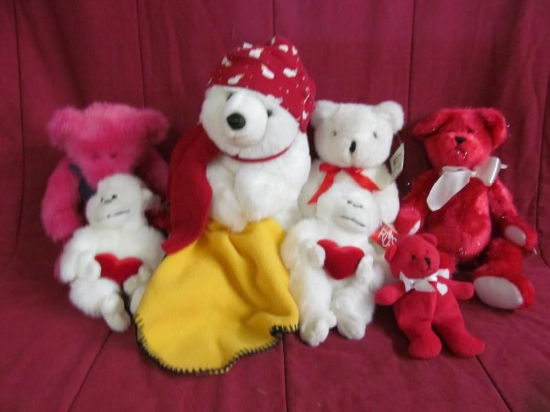 lot 209 image: 7 Valentine Bears, 7" to 15&qu...