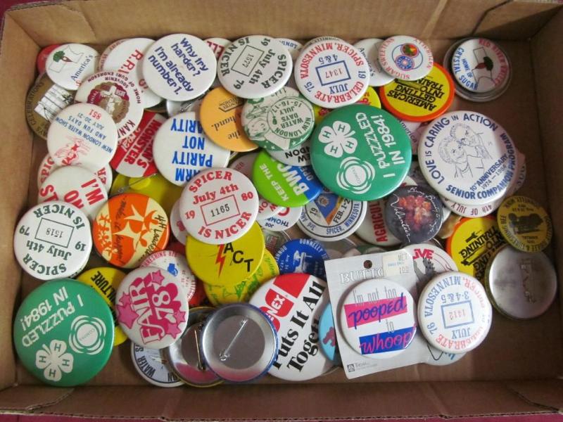lot 223 image: Variety of Buttons...