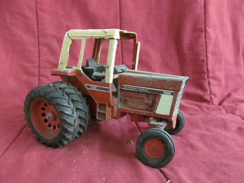 lot 236 image: International Tractor 1586, 12"...