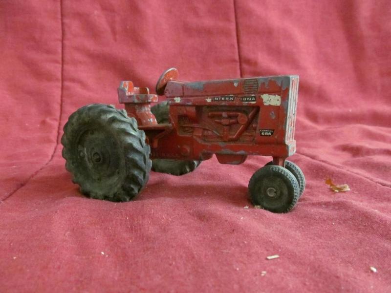 lot 238 image: International Tractor 656, 6 12&qu...