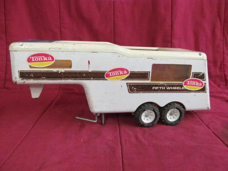 lot 242 image: Tonka Fifth Wheel Camper with Stora...
