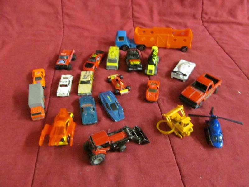 lot 89 image: Group of Matchbox and Hot Wheel Car...