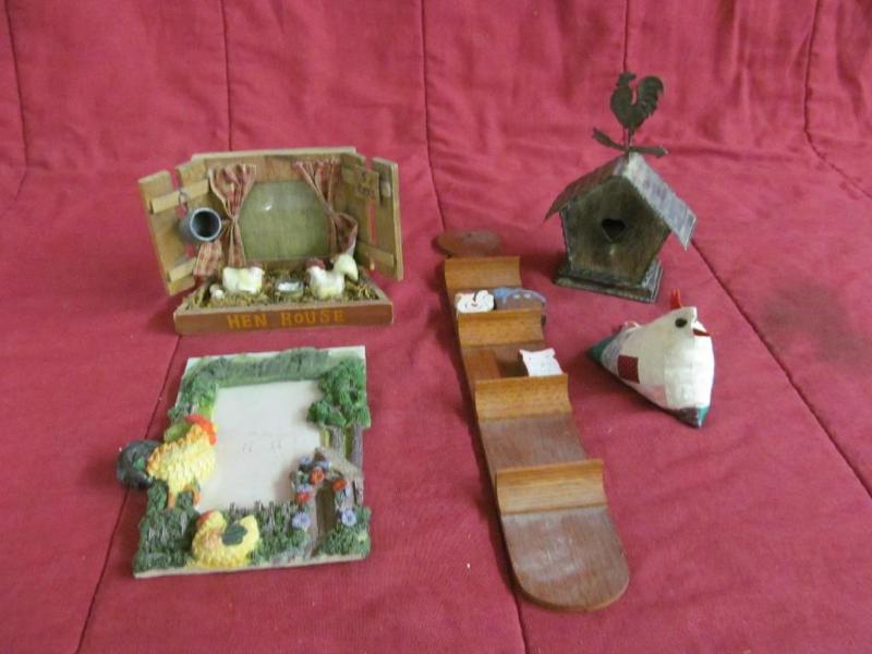 lot 95 image: Hen House picture frame, chicken wa...