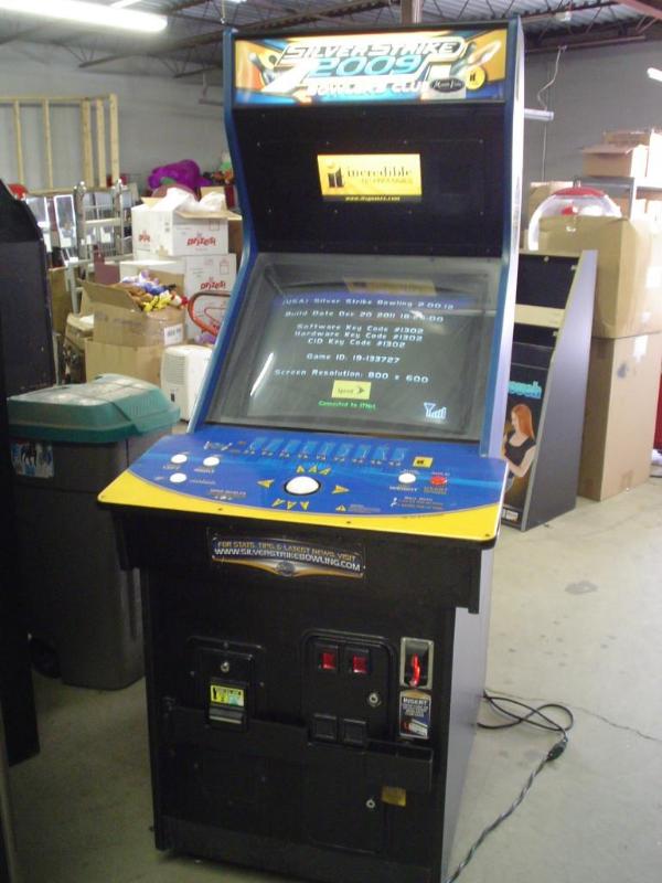 lot 1 image: Silver Strike Bowling Arcade Game i...