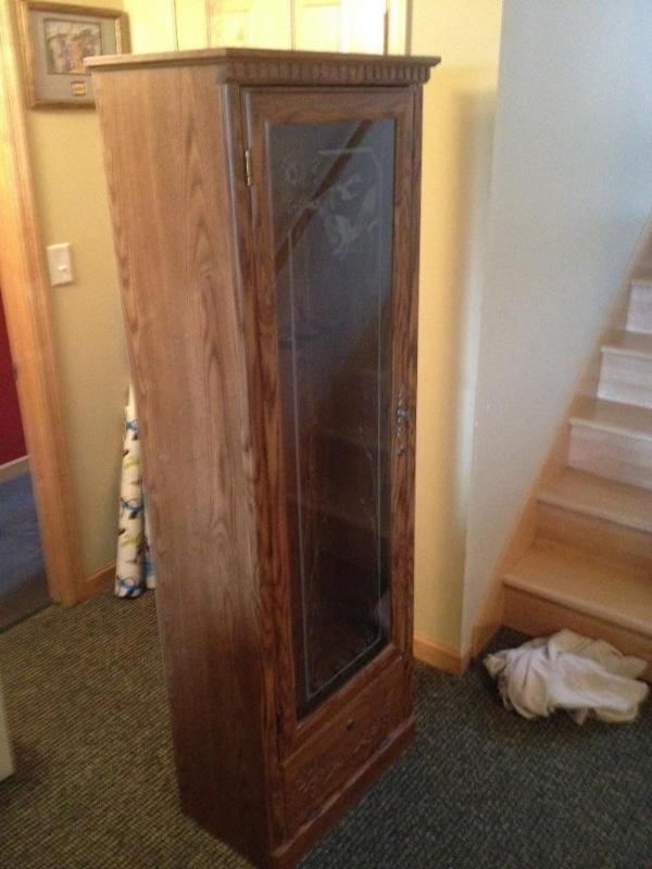 lot 6 image: Very Nice Gun Display Safe. Wood wi...