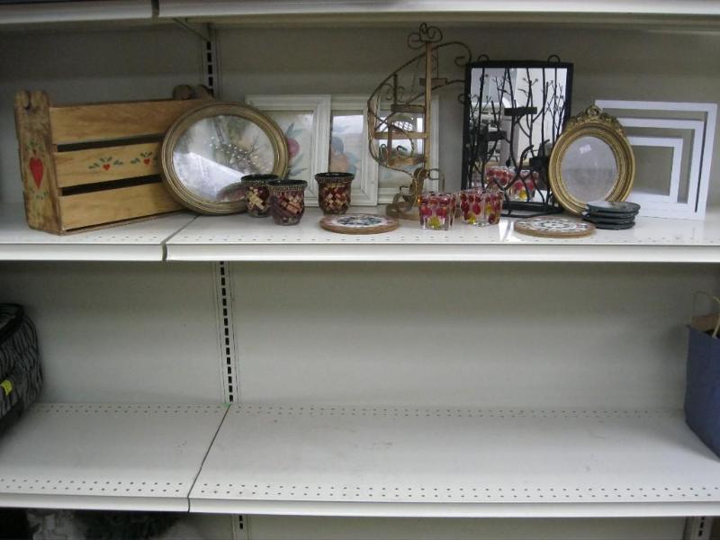 lot 174 image: Large Home Decor Lot...