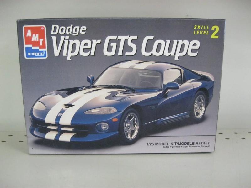 lot 21 image: Viper Model Kit ...