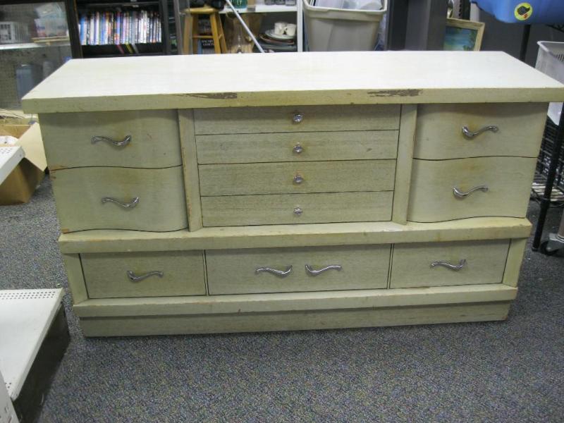 lot 5 image: Vintage Dresser With Chrome Hardwar...
