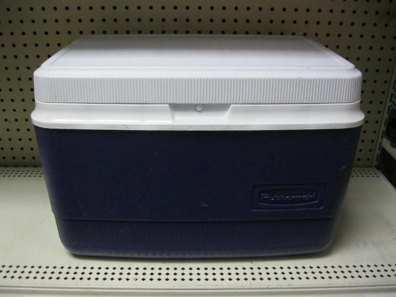 lot 52 image: Rubermaid&nbspCooler Medium Size...
