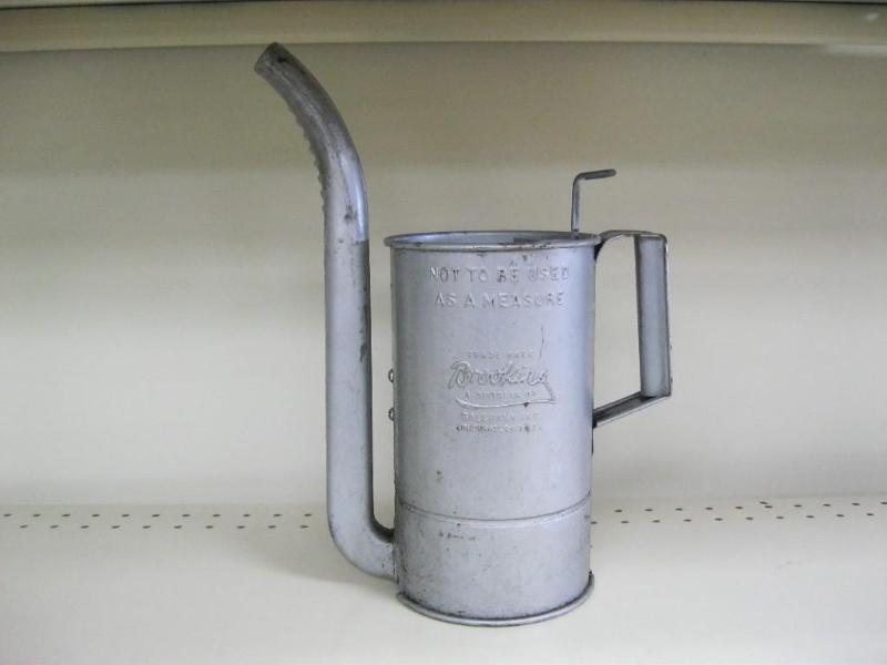 lot 8 image: Vintage Brookins&nbspOil Can Good ...