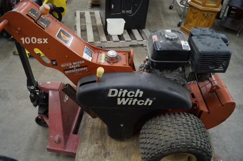 lot 3 image: 2005 Ditch Witch Model number 100SX...