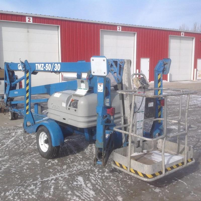 lot 4 image: 2001 Genie tow behind lift  Mo...