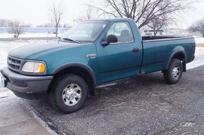 lot 7 image: 1998 Ford F-250 pickup  Triton...