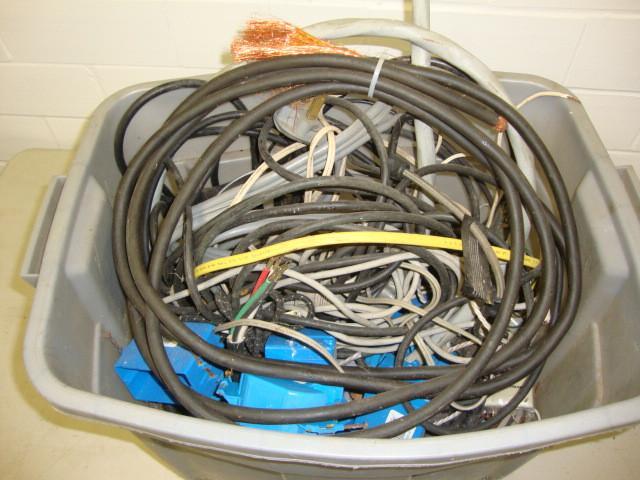 lot 126 image: Rubbermaid 18 Gallon bin of Asst Wi...