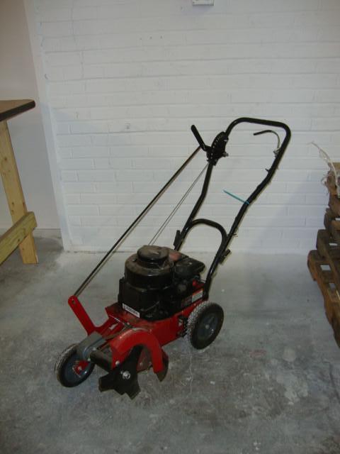 lot 21 image: Craftsman 500 Series Edger, 158cc B...