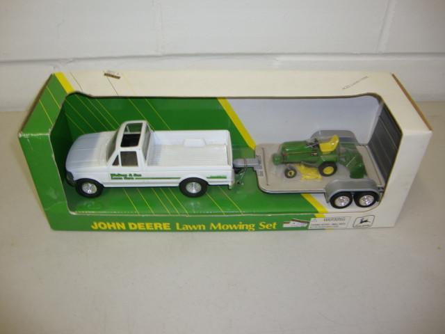 lot 33 image: ERTL Die Cast John Deere Lawn Mowin...