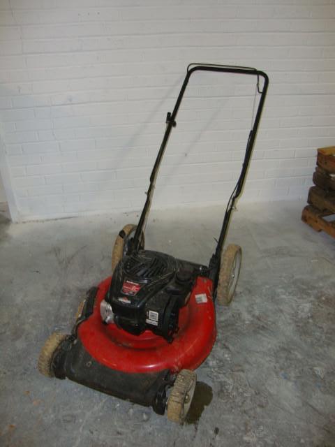 lot 51 image: Yard Machines 21in Lawn Mower, 550E...