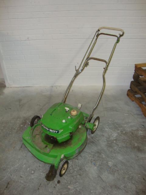 lot 65 image: Lawnboy model 8237 Lawn Mower, 21in...