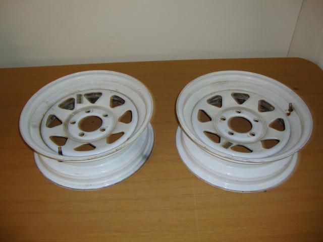lot 94 image: Dexter 15 x 5 JJ 5-bolt rims, lot o...
