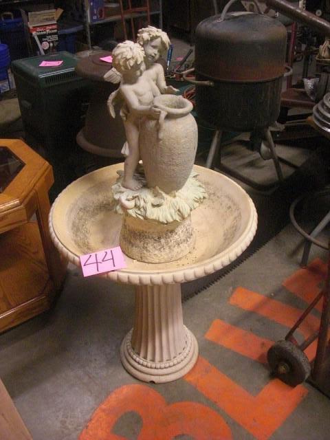 Bird bath wAngels.. Has Fountain C...