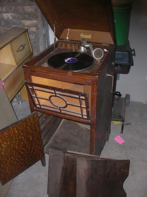 BRUNSWICK COLLENDER Co, Old Victrol...