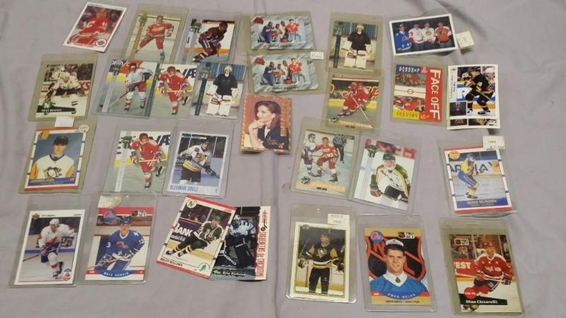 Lot of Hockey cards. Coolstuff...