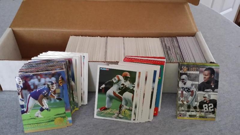 Over 600 Mixed Football cards, dati...