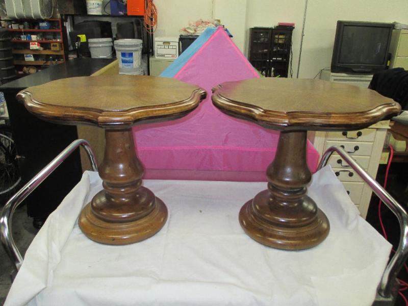 2 Pedestal style accent table&nbsp...