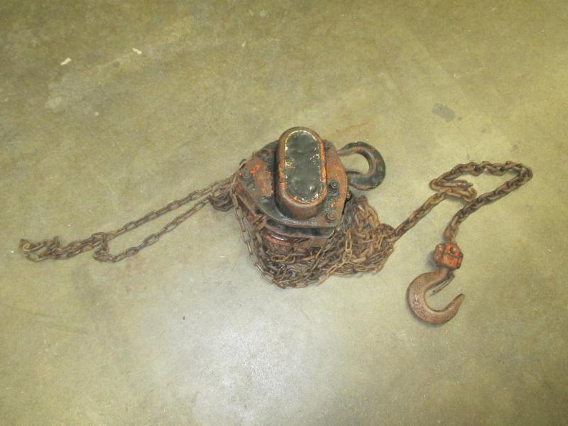Vintage 2 ton chain hoist Works goo...