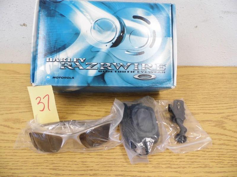New Oakley RazorWire Bluetooth Eyew...