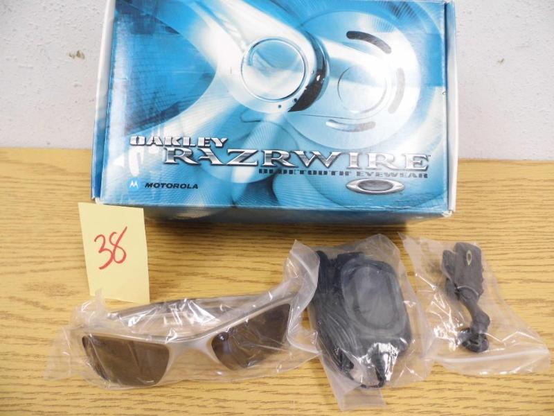 New Oakley RazorWire Bluetooth Eyew...
